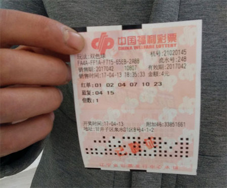 美女扒开胸罩