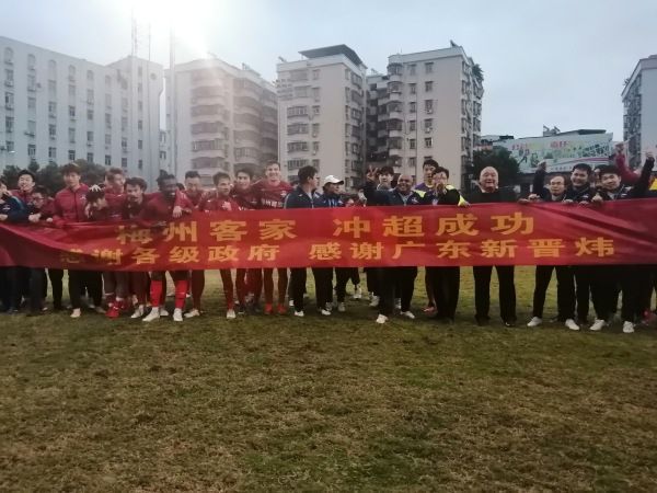 美女双腿大开被绑在床扒衣服